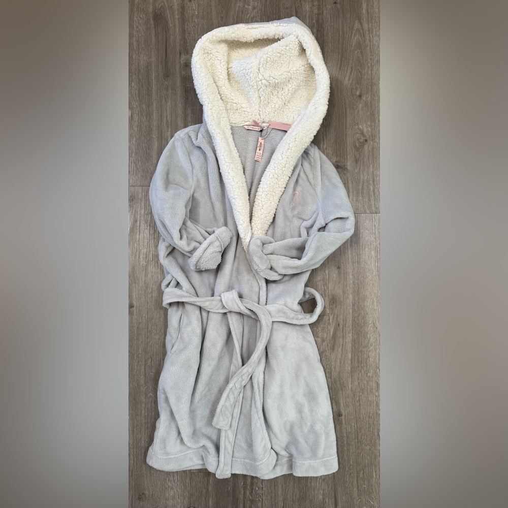Victoria secret fuzzy bath robe. Size M/L